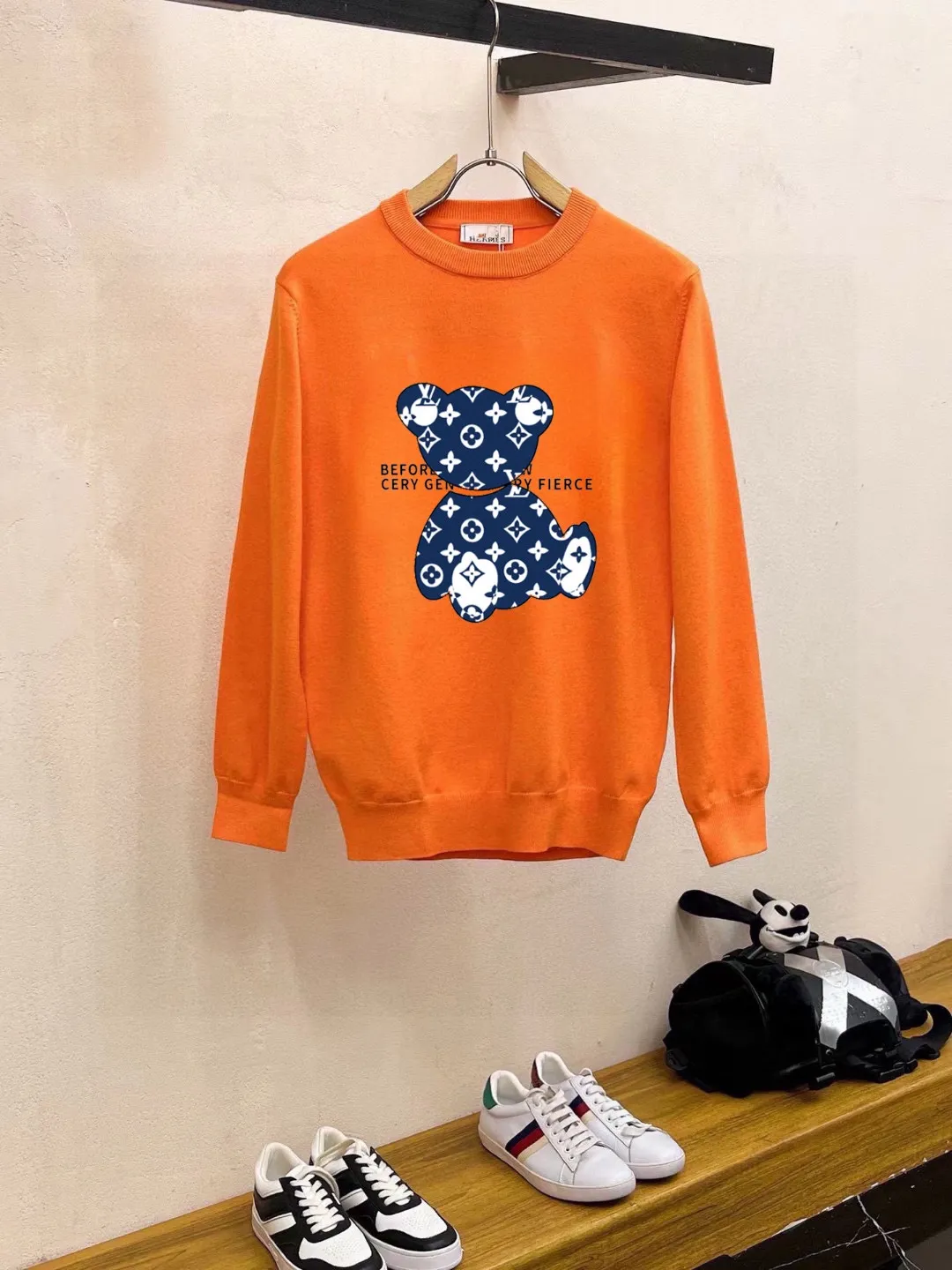 🅿️240 【LV Louis Vuitton】Autumn and winter classic round neck pullover sweater, in full condition! ! ! Wool blended fabric, the latest model in 2025, golden ratio! ! Slim-fitting soft gold, versatile and practical item, the combination and practicality are extremely powerful, simple and elegant, and classy! To create your own style, it is highly recommended to buy it in two colors. The standard slim fit tailoring process is suitable for both young and old men. It is knitted from wool and will not cause any discomfort! While keeping warm, it is stylish, textured and wearable, and the classic logo with contrasting colors on the chest feels in place! ! Recommended for regular customers! ! Size M-3XL (maximum wear: 190 pounds)
